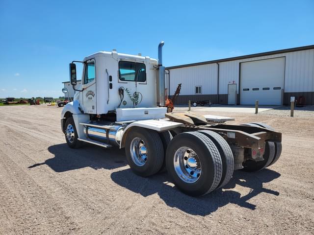 Image of Freightliner Columbia equipment image 3