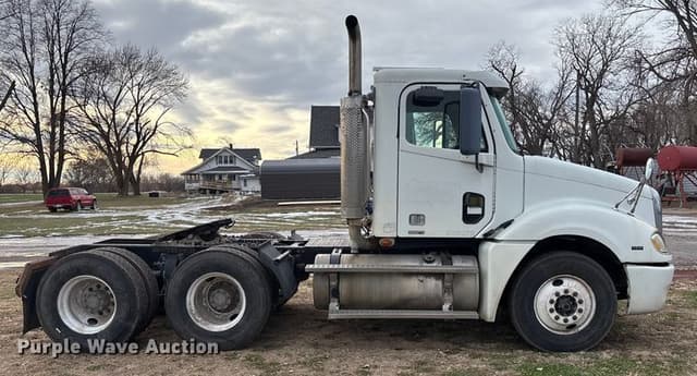 Image of Freightliner Columbia equipment image 3