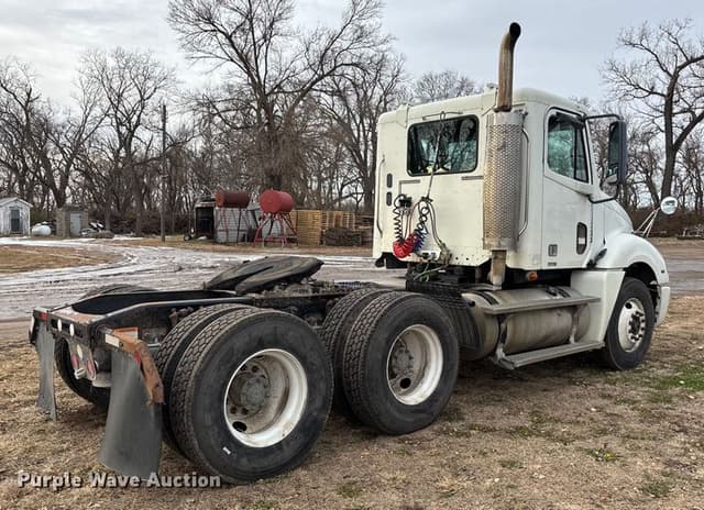 Image of Freightliner Columbia equipment image 4
