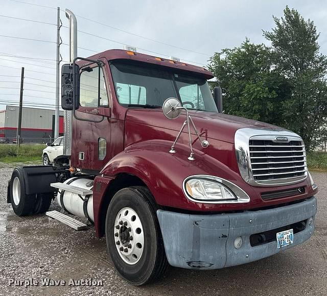 Image of Freightliner Columbia equipment image 2
