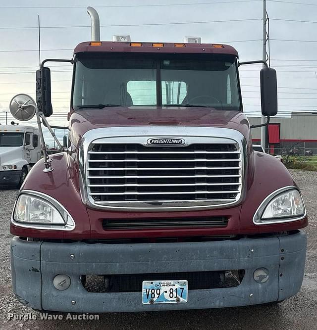 Image of Freightliner Columbia equipment image 1