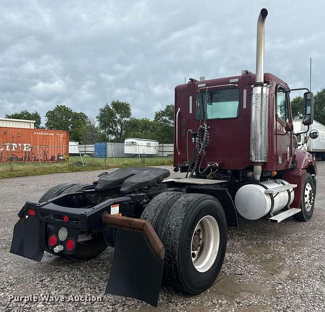 Image of Freightliner Columbia equipment image 4