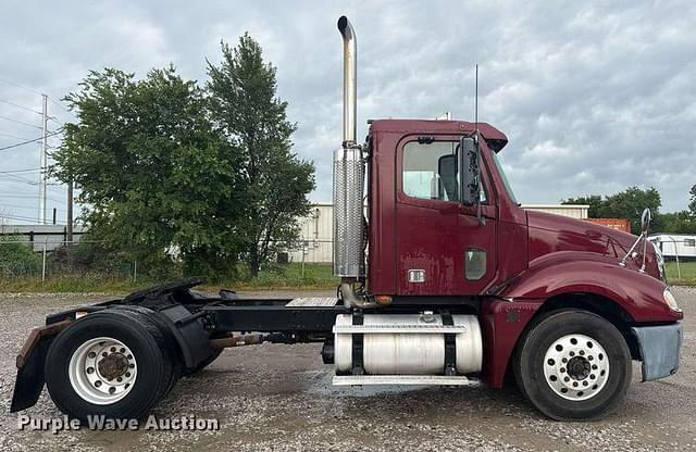 Image of Freightliner Columbia equipment image 3