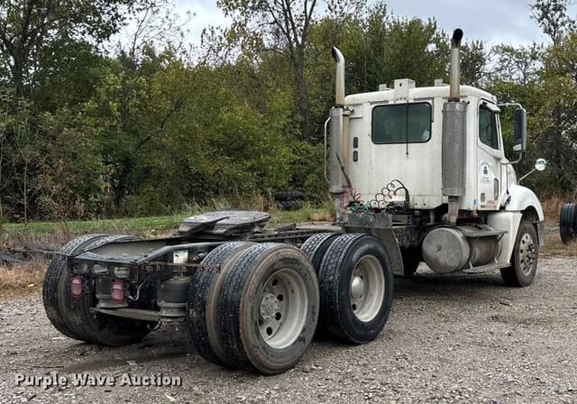 Image of Freightliner Columbia equipment image 4