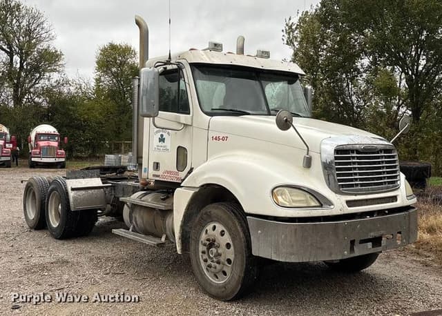 Image of Freightliner Columbia equipment image 2