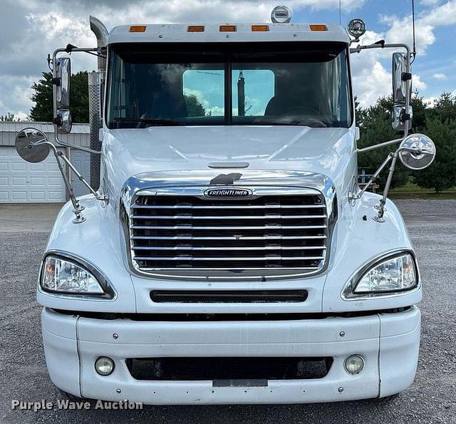 Image of Freightliner Columbia equipment image 1
