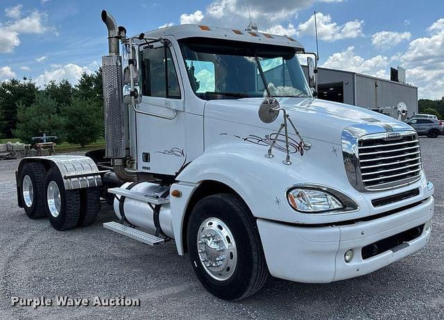Image of Freightliner Columbia equipment image 2
