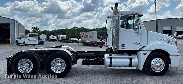 Image of Freightliner Columbia equipment image 3