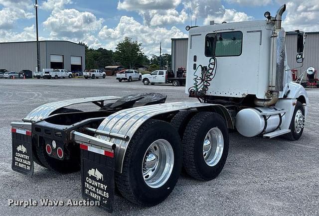 Image of Freightliner Columbia equipment image 4
