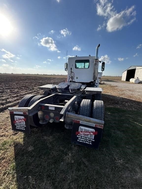 Image of Freightliner Columbia equipment image 4