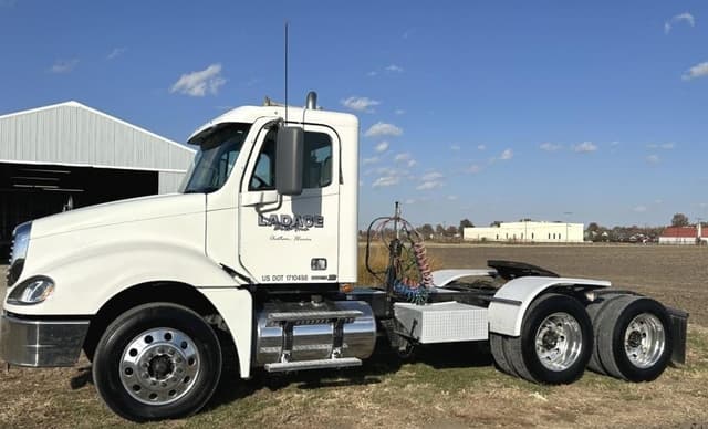 Image of Freightliner Columbia equipment image 1