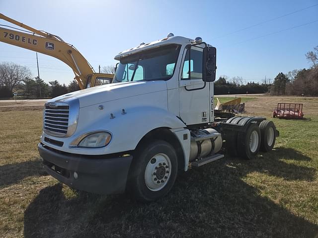 Image of Freightliner Columbia equipment image 1