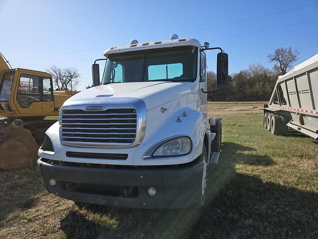 Image of Freightliner Columbia equipment image 2