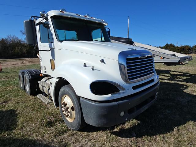 Image of Freightliner Columbia equipment image 4