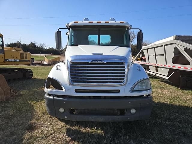 Image of Freightliner Columbia equipment image 3
