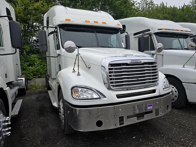 Image of Freightliner Columbia equipment image 2