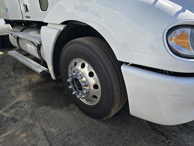 Image of Freightliner Columbia equipment image 4