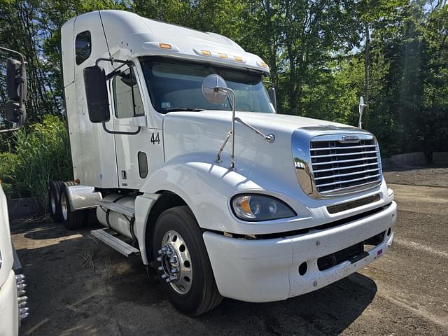 Image of Freightliner Columbia equipment image 3