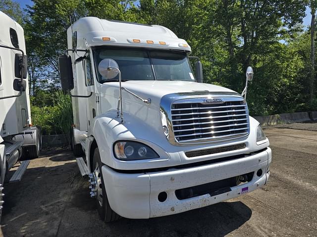 Image of Freightliner Columbia equipment image 2