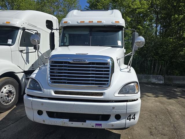 Image of Freightliner Columbia equipment image 1