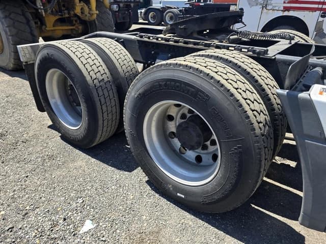 Image of Freightliner Columbia equipment image 4