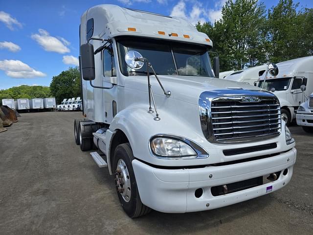 Image of Freightliner Columbia equipment image 2