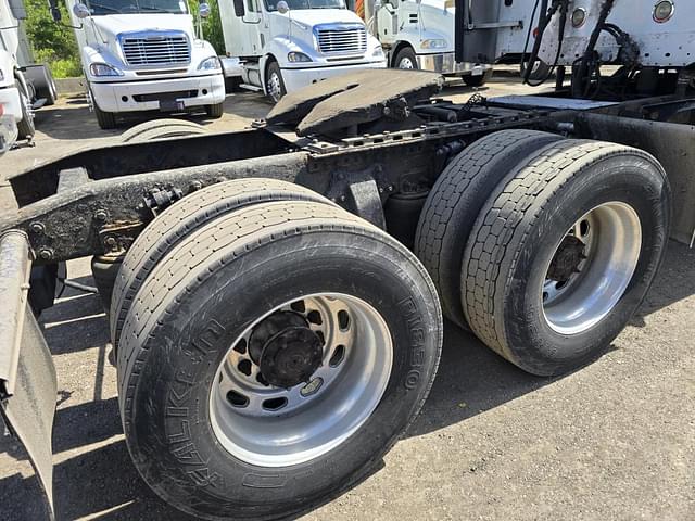 Image of Freightliner Columbia equipment image 4