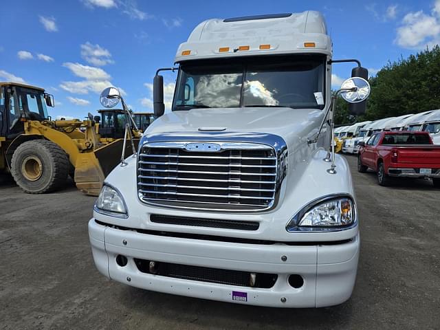 Image of Freightliner Columbia equipment image 1