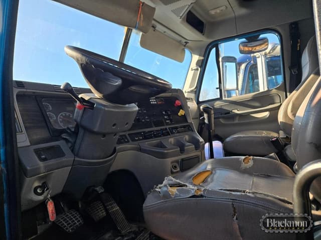 Image of Freightliner Columbia equipment image 2