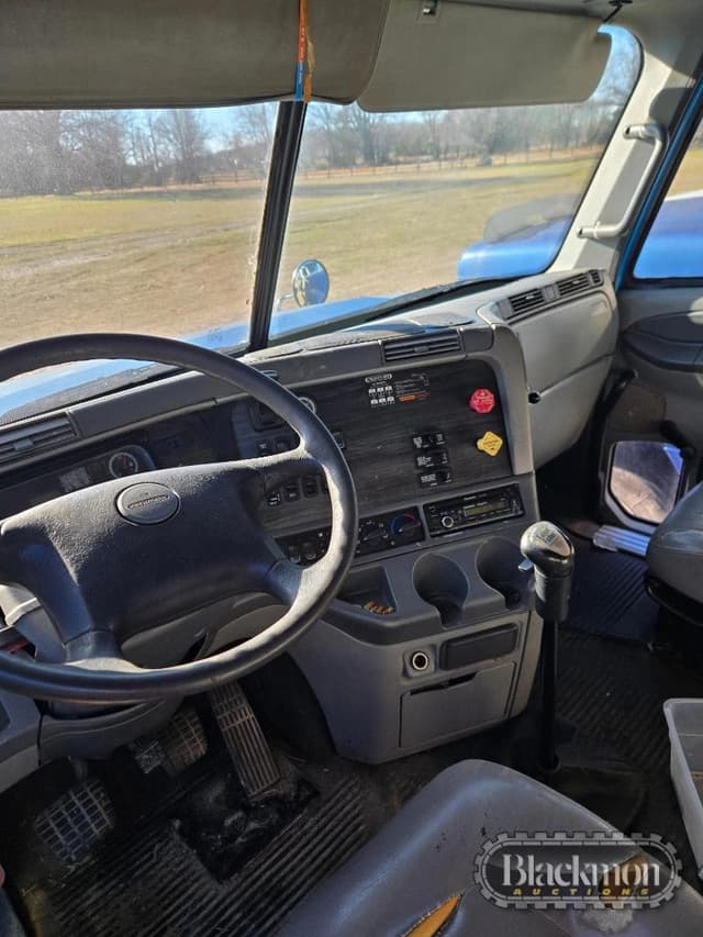 Image of Freightliner Columbia equipment image 4