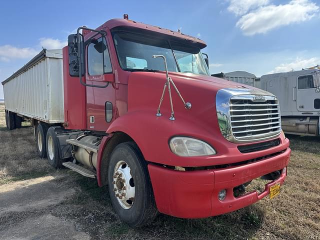 Image of Freightliner Columbia equipment image 1