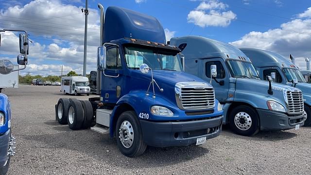 Image of Freightliner Columbia equipment image 2