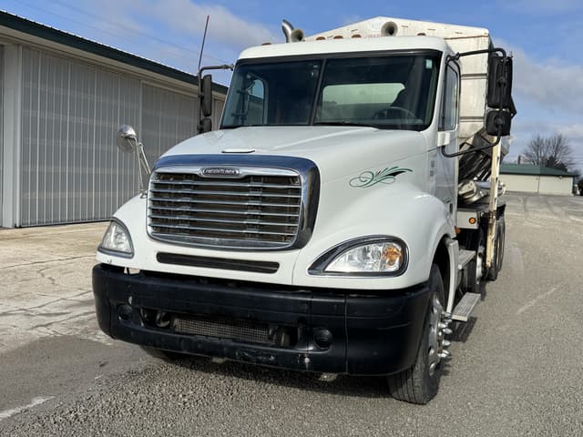 Image of Freightliner Columbia equipment image 4