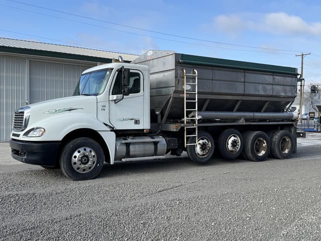 Image of Freightliner Columbia equipment image 1