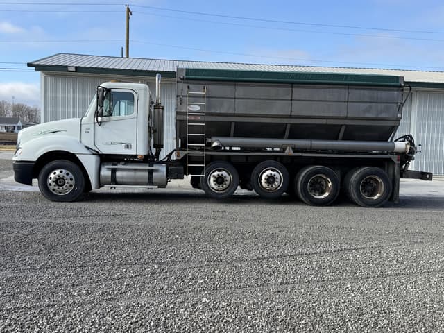 Image of Freightliner Columbia equipment image 2