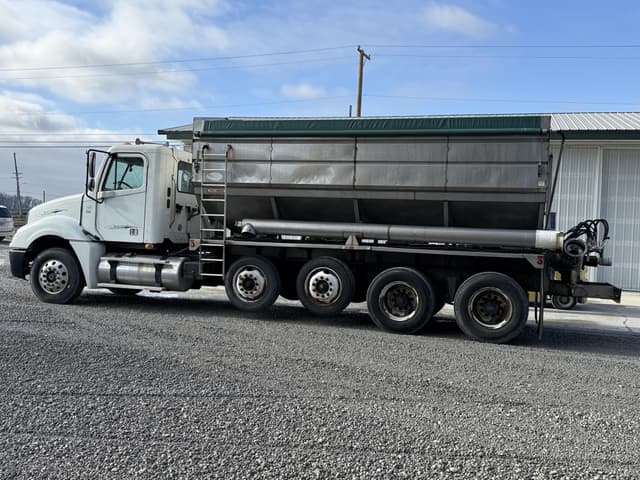 Image of Freightliner Columbia equipment image 3