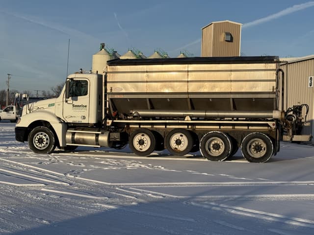 Image of Freightliner Columbia equipment image 3
