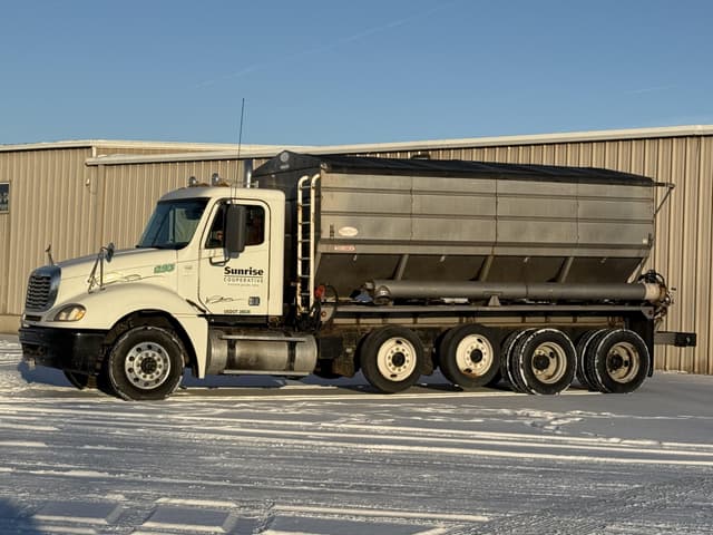 Image of Freightliner Columbia equipment image 1