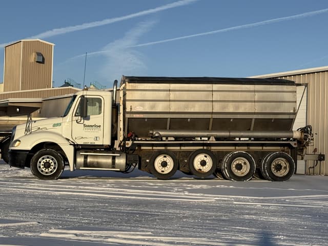 Image of Freightliner Columbia equipment image 2