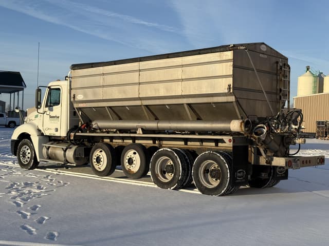 Image of Freightliner Columbia equipment image 4