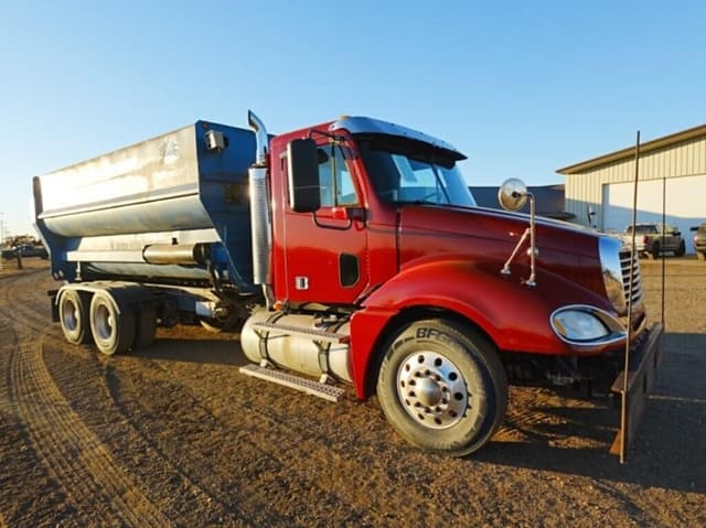 Image of Freightliner Columbia equipment image 1