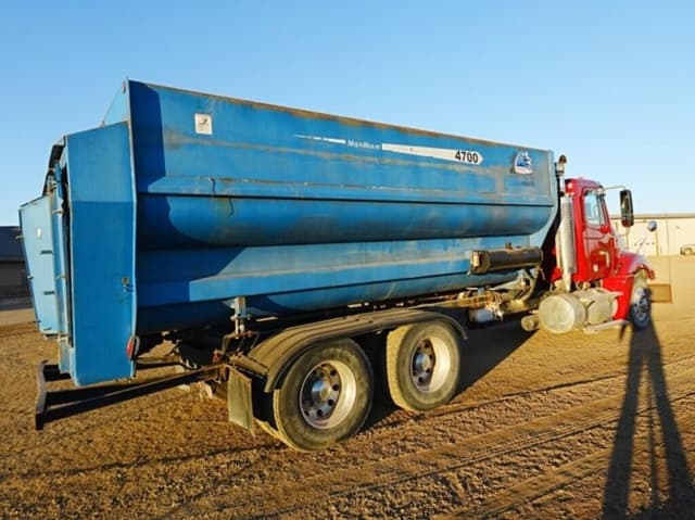 Image of Freightliner Columbia equipment image 2