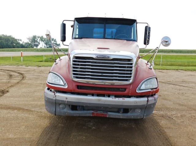 Image of Freightliner Columbia equipment image 4