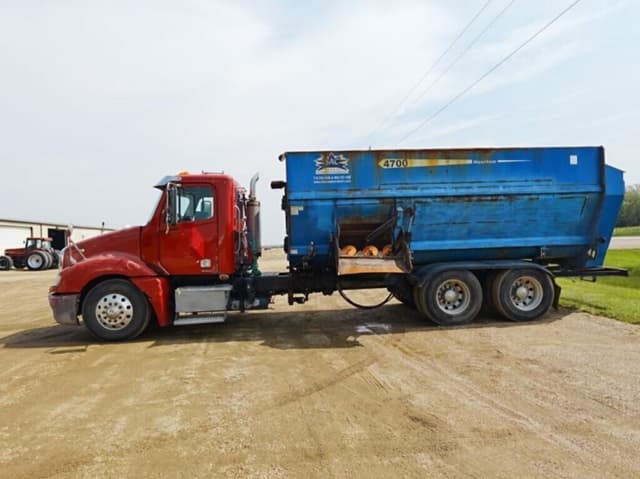 Image of Freightliner Columbia equipment image 2
