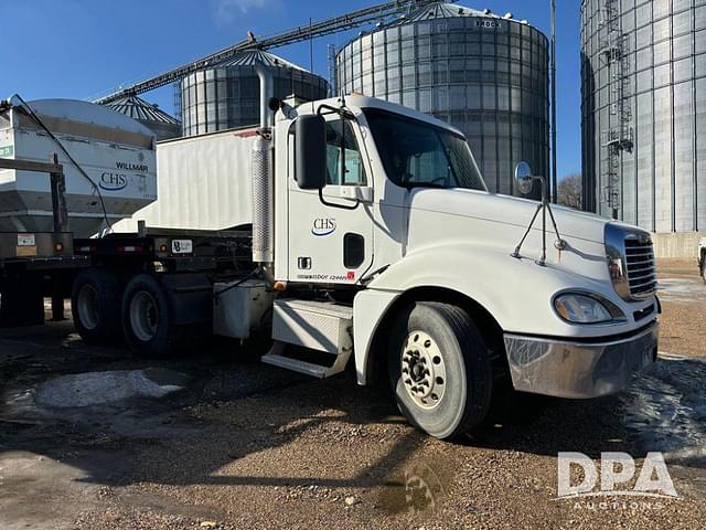 Image of Freightliner Columbia equipment image 1