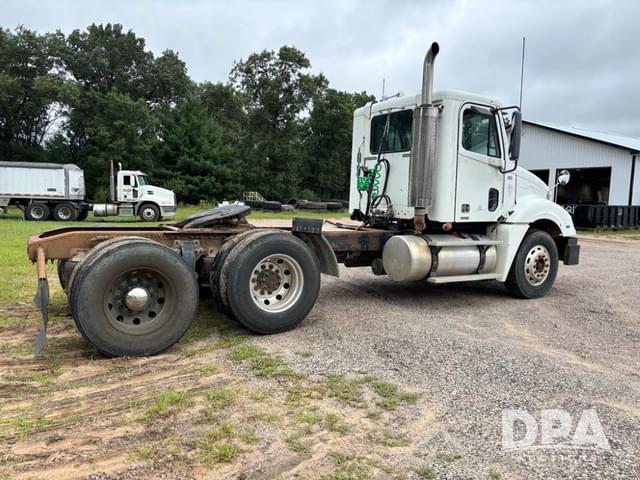 Image of Freightliner Columbia equipment image 4
