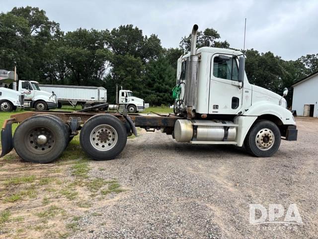 Image of Freightliner Columbia equipment image 3