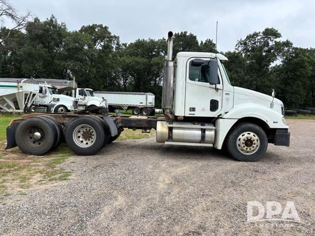 Image of Freightliner Columbia equipment image 2