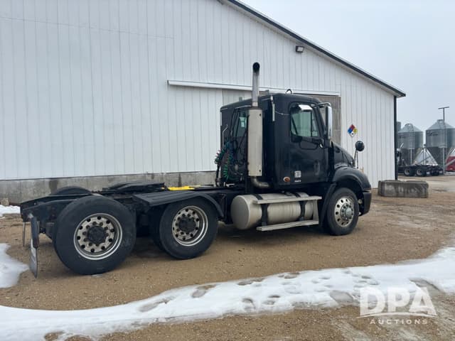 Image of Freightliner Columbia equipment image 4