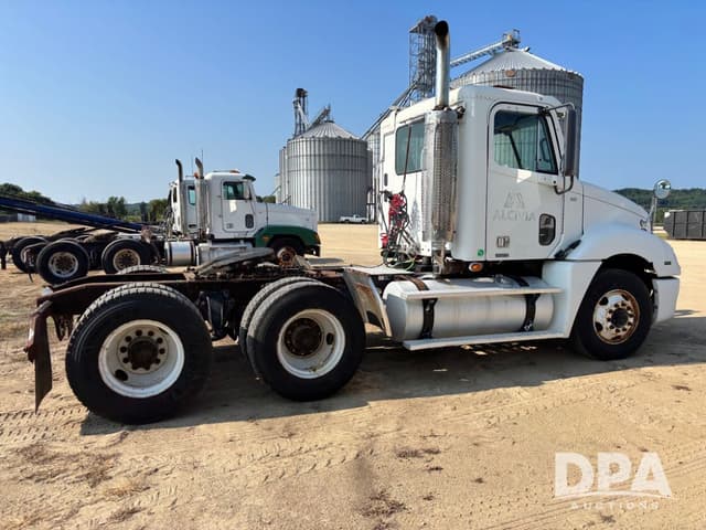 Image of Freightliner Columbia equipment image 3